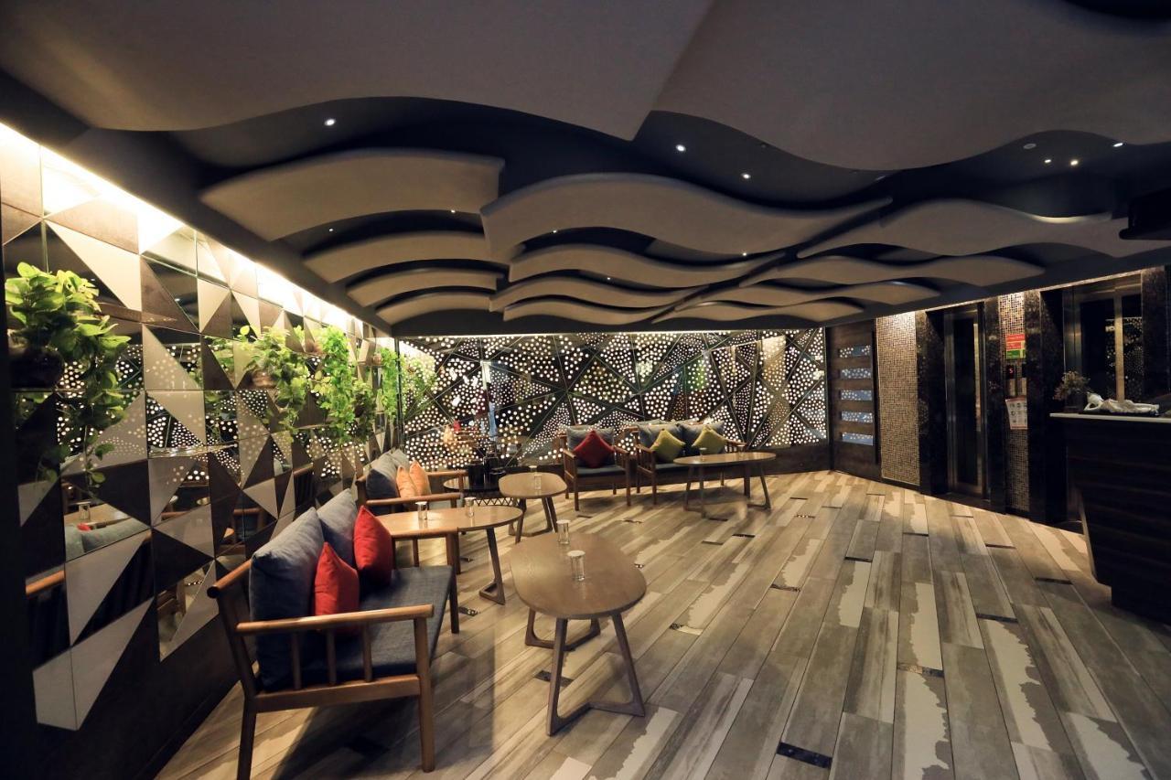Humming Bird Hotel&Banquet Ānand Exterior foto